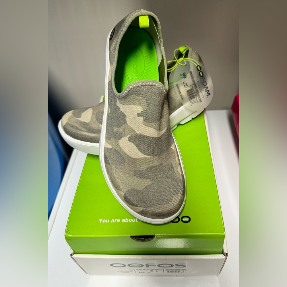 New! Oofos camo, oomg eezee low women’s - white/green camo, size 9